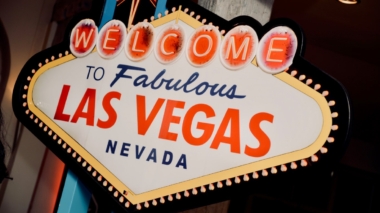 Welcome to Las Vegas Poker,Chips,And,Cash,Spread,On,A,Green,Table JoelVD-8628 (Middel)