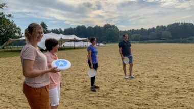 frisbee werpen bij teambuilding strandspelen