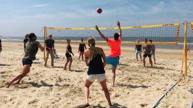 strandsporten teambuilding beachvolleybal