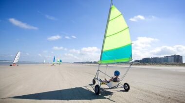 strandzeilen teambuilding met collega